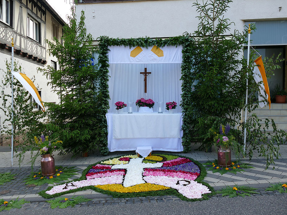 Fronleichnamsaltäre in den Naumburger Straßen (Foto: Karl-Franz Thiede)